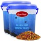 Zwei blau-lidige Eimer mit Lyra Pond Fischfutter mit dem Text "ALLES FÜR IHREN TEICH" und einem bunten Haufen von Fischpellets davor.