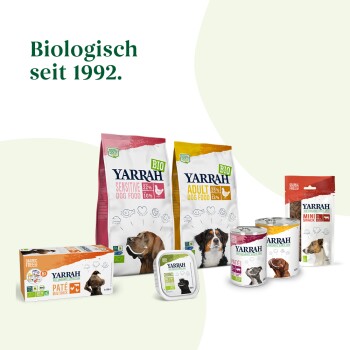 Produits alimentaires pour chiens biologiques Yarrah affichés, y compris des sacs de nourriture sèche Sensitive et Adult, de la nourriture humide et des collations, avec le texte 'Biologisch seit 1992'.