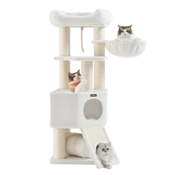 Ein weißer Katzenbaum mit drei Katzen: eine, die in einer Hängematte liegt, eine, die mit einem Kratzbaum spielt, und eine, die aus einem würfelförmigen Versteck herausspäht.