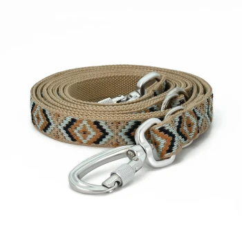 Boho-Chic Hundeleine Mokka 2 m Eine stilvolle Hundeleine mit einem gemusterten Design in erdigen Tönen von Orange, Schwarz und Blau, mit einem silbernen Metallclip.