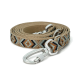 Eine stilvolle Hundeleine mit einem gemusterten Design in erdigen Tönen von Orange, Schwarz und Blau, mit einem silbernen Metallclip.