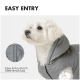 Ein grauer Hund in einer stylischen, kapuzenlosen Daunenjacke mit Reißverschluss und einer Sprechblase, die sagt: "Die Kapuze kann durch einen Knopf befestigt werden."