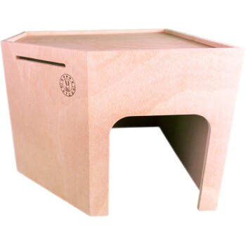 Ein sechseckiges Holzhaustierhaus mit glatter Oberfläche und einem ausgeschnittenen Eingang, das ein kleines Logo eines Kaninchens zeigt.