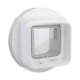 Weiße Haustiertür mit einer transparenten Klappe, beschriftet mit "SUREFLAP", entworfen für einen einfachen Zugang für Haustiere.