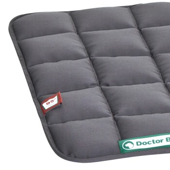 Graues Haustierbett mit gestepptem Design, mit einem Etikett, das "95°" liest, und einem Label, das "Doctor B." sagt.