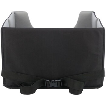 Schwarzer Haustierautositz mit Sicherheitsgurten und einer gepolsterten Rückenlehne, entworfen für sicheres Reisen mit Haustieren.