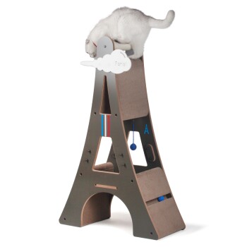 Eine weiße Katze klettert auf einen Katzenbaum in Form des Eiffelturms, mit einer Wolke, die "Paris!" sagt, und bunten Kratzbereichen.