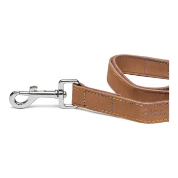 Braune Leder-Hundeleine mit einem silbernen Metallclip, mit gelben Nähten und dem Markennamen "glori" auf der Seite geprägt.