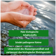Hände, die Wasser über einem Teich halten, mit dem Text: "Rein biologische Inhaltsstoffe," "bindet pathogene Keime," "Unterstützt die Wassergesundheit."