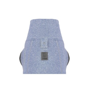 Eine blaue Hundejacke mit einem strukturierten Muster, mit einem schwarzen Ruffwear-Logo-Patch auf dem Rücken.