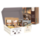 Wildfang Hundesnackbox mit verschiedenen Snacks und Kauspielzeugen, mit einem braun-weißen Hund auf der Verpackung.