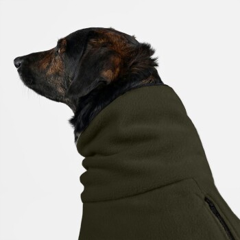 Ein Seitenprofil eines schwarz-braunen Hundes, der eine gemütliche olivgrüne Fleecejacke trägt.