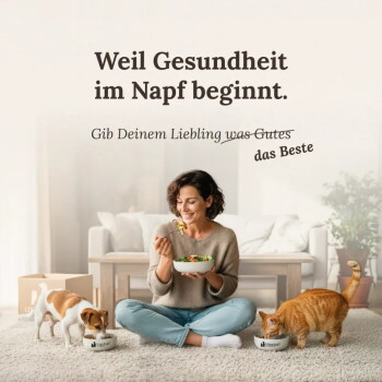 Frau isst Salat und sitzt zwischen einem Hund und einer Katze an Futternäpfen; Text: ‚Weil Gesundheit im Napf beginnt.‘