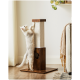 Eine flauschige weiße Katze kratzt an einem hohen Holz-Katzenbaum mit einem Sisal-Post, vor einer hellen Wand und einem Holzboden.