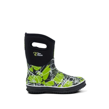 Grüner und schwarzer gemusterter Gummistiefel mit einer strukturierten Sohle, mit dem Logo 'Two Tracks' an der Seite.