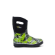 Grüner und schwarzer gemusterter Gummistiefel mit einer strukturierten Sohle, mit dem Logo 'Two Tracks' an der Seite.