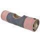 Een zachte, stoffen huisdierentunnel in roze en grijs, met een cirkelvormige opening en een pluche speeltje binnenin, ontworpen voor kleine dieren.