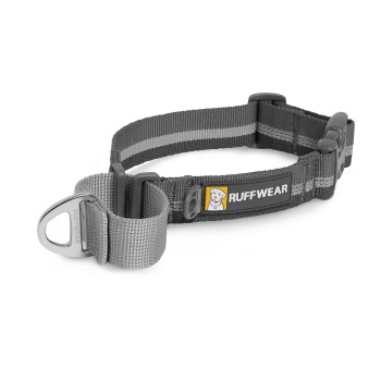 Graues Hundehalsband mit reflektierenden Streifen, ausgestattet mit einem Metall-D-Ring und einem Anhänger, der das 'RUFFWEAR'-Logo zeigt.