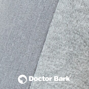 Nahaufnahme eines weichen grauen Stoffes mit strukturierter Oberfläche, mit dem Logo "Doctor Bark" und dem Text "MADE IN GERMANY."