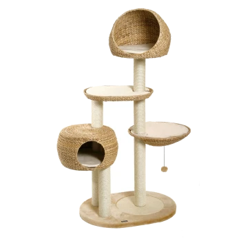 Katzenbaum mit geflochtenen Körben und Plattformen, ausgestattet mit einem Kratzpfosten und einem baumelnden Spielzeug, entworfen für das Spielen und Ausruhen von Katzen.