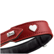 Rote Lederhalsband für Hunde mit einem herzförmigen Ausschnitt und schwarzer Einfassung, mit einem silbernen "HUNTER"-Logo.