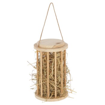 Holzfutterspender für Heu mit zylindrischem Design, gefüllt mit Heu und einem hängenden Seil für eine einfache Befestigung.