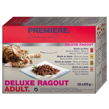 Eine verspielte getigerte Katze liegt neben einer Schachtel PREMIERE Deluxe Ragout Katzenfutter, mit Geschmacksrichtungen wie Rind, Huhn, Lamm und Lachs.