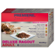 Eine verspielte getigerte Katze liegt neben einer Schachtel PREMIERE Deluxe Ragout Katzenfutter, mit Geschmacksrichtungen wie Rind, Huhn, Lamm und Lachs.