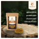 Eine Tüte Wildfang Harties Käsesnacks für Hunde auf Holz, umgeben von grünem Laub und Etiketten: "getreidefrei," "hoher Proteingehalt," "vitaminreich."
