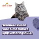 Een pluizige grijze kat met blauwe ogen rust haar poten op een paarse ondergrond. De tekst luidt: 'Wanneer kiezen voor Almo Nature Spijsverteringshulp?'