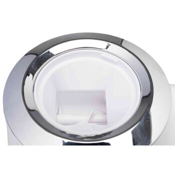 Nahaufnahme eines glänzenden Chromdeckels eines Tierfutterdispensers mit einer runden Öffnung und einem kleinen weißen Fach im Inneren.