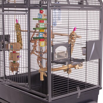 Ein geräumiger Vogelkäfig mit bunten Spielzeugen, Holzstangen und einem Metallschüssel für Futter, entworfen für Haustier-Vögel.