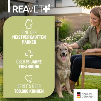 Eine Meeresschildkröte schwimmt in der Nähe von Plastikmüll, mit einem Text, der eine Recycling-Initiative fördert: '1 KG FÜR 2 KG PLASTIK AUS DEM MEER' und 'PLASTIC FREE PLANET.'