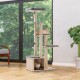 Un arbre à chat à plusieurs niveaux avec deux chats se prélassant sur différentes plateformes, comportant des poteaux à gratter et un coin douillet à la base.