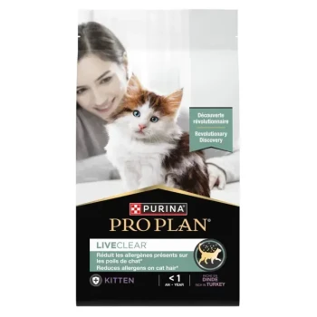 Sac de nourriture pour chatons Purina Pro Plan LiveClear montrant un chaton et le texte 'Découverte révolutionnaire' et 'Réduit les allergènes sur le poil du chat'.
