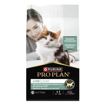 Sac de nourriture pour chatons Purina Pro Plan LiveClear montrant un chaton et le texte 'Découverte révolutionnaire' et 'Réduit les allergènes sur le poil du chat'.