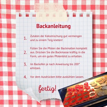 Rezeptanweisungen zum Backen von Haustierleckereien auf einem Notizblock, mit in Deutsch skizzierten Schritten und einem Tablett mit gebackenen, pfotenförmigen Keksen.