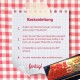 Rezeptanweisungen zum Backen von Haustierleckereien auf einem Notizblock, mit in Deutsch skizzierten Schritten und einem Tablett mit gebackenen, pfotenförmigen Keksen.