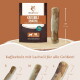 Hund beißt auf einen Kaffeebaum-Kauholz-Stick mit Lachsöl, gehalten von einer Hand, deutscher Text beschreibt ihn als robust und langlebig.