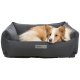 Ein gemütliches graues Hundebett mit einer weichen Stofftextur, mit einem Etikett, das 'Home Edition' liest. Ein Hund ist bequem darin eingerollt.