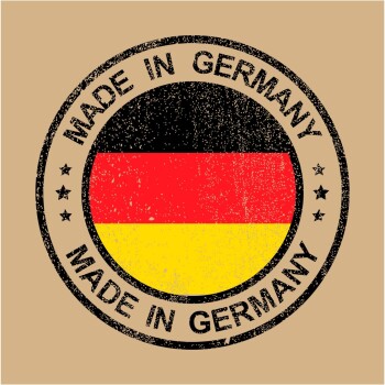 Ein runder Stempel mit der deutschen Flagge und dem Text "MADE IN GERMANY" deutlich sichtbar, vor einem beigen Hintergrund.