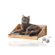 Eine flauschige getigerte Katze, die auf einem hölzernen Haustierbett mit einem grauen Kissen liegt, begleitet von zwei Spielbällen an der Seite.