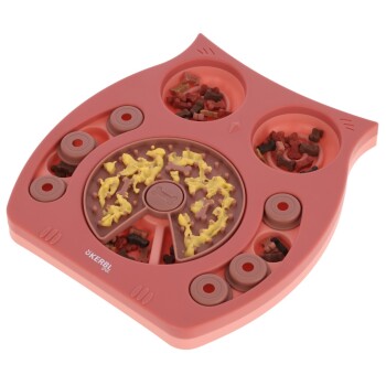 Rosa, eulenförmiges interaktives Hundeleckerli-Puzzle mit Fächern, die knochenförmige Leckerlis und gelbe Paste enthalten.