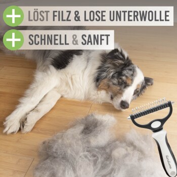 Ein schlafender Hund auf einem Holzboden neben Fell und einem Pflegewerkzeug, das seine Wirksamkeit beim Entfernen von Verfilzungen und losem Fell zeigt.