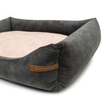 Ein plüschiges, rechteckiges Haustierbett mit einem dunkelgrauen Äußeren und einem weichen rosa Inneren, mit einem kleinen braunen Etikett, das "REXPRODUCT.COM" liest.