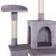 Grauer Katzenbaum mit einer weichen, plüschigen Oberfläche, ausgestattet mit einem Kratzbaum, einem gemütlichen Versteck und einer erhöhten Liegefläche für Katzen.