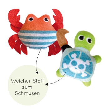 Zwei Plüschspielzeuge: ein gestreifter Krebs mit roten Scheren und eine grüne Schildkröte mit einem blauen Schädelschild. Text: "Weicher Stoff zum Schmusen."