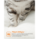Nahaufnahme der Pfoten einer gestreiften Katze auf einer weichen weißen Oberfläche. Text: "Plüsch 500g/m² - Weicher und flauschiger als gewöhnlicher Plüsch."