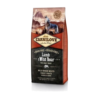 Een zak Carnilove hondenvoer met een wolf en bergachtergrond, gelabeld "Lamsvlees & Wild Zwijn" voor volwassen honden, graanvrij en aardappelvrij.