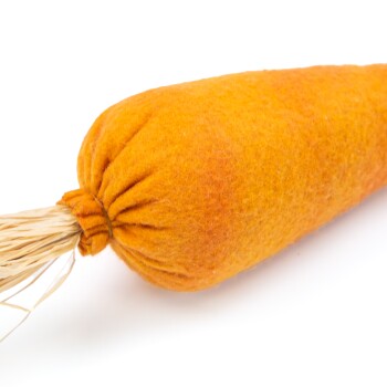 Orangenes Filzkarotten-Katzenspielzeug mit einem Schwanz aus Naturfasern, entworfen für verspielte Haustiere.